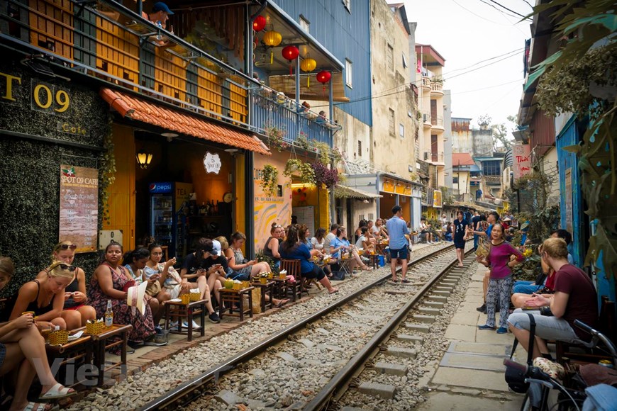 Hà Nội: Tái diễn tình trạng kinh doanh phố cà phê đường tàu